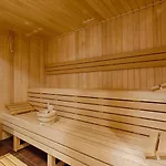 Famixdom Royal Wellness & Centrum Lägenhetshotell 3*