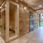 Lägenhetshotell Famixdom Royal Wellness & Centrum 3*