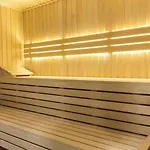 Lägenhetshotell Famixdom Royal Wellness & Centrum 3*