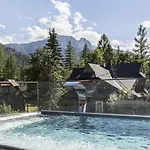 Famixdom Royal Wellness & Centrum Lägenhetshotell 3*
