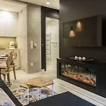 Lägenhetshotell Famixdom Royal Wellness & Centrum
