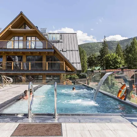 Lägenhetshotell Famixdom Royal Wellness & Centrum 3*