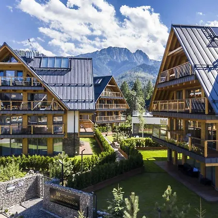 Famixdom Royal Wellness & Centrum アパートホテル