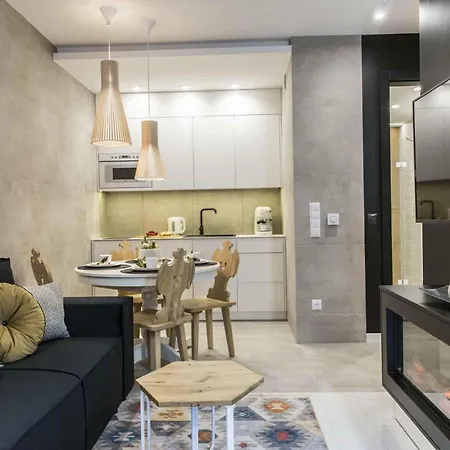 Famixdom Royal Wellness & Centrum アパートホテル 3*