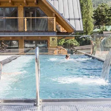 Famixdom Royal Wellness & Centrum アパートホテル