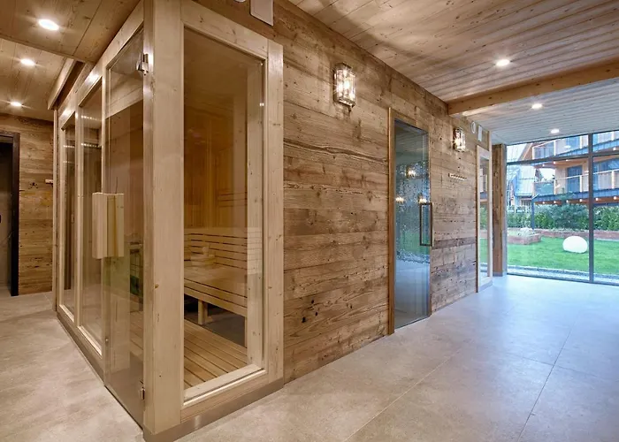 Ξενοδοχείο με διαμερίσματα Famixdom Royal Wellness & Centrum 3*