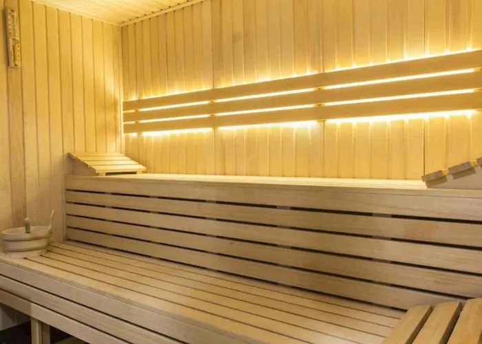 Ξενοδοχείο με διαμερίσματα Famixdom Royal Wellness & Centrum 3*